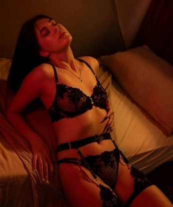 Развратная красотка пригласит к себе на чашечку горячего чая и не только. Гарантирую яркие впечатления и полное расслабление. Звони, не стесняйся! 677, 23 года